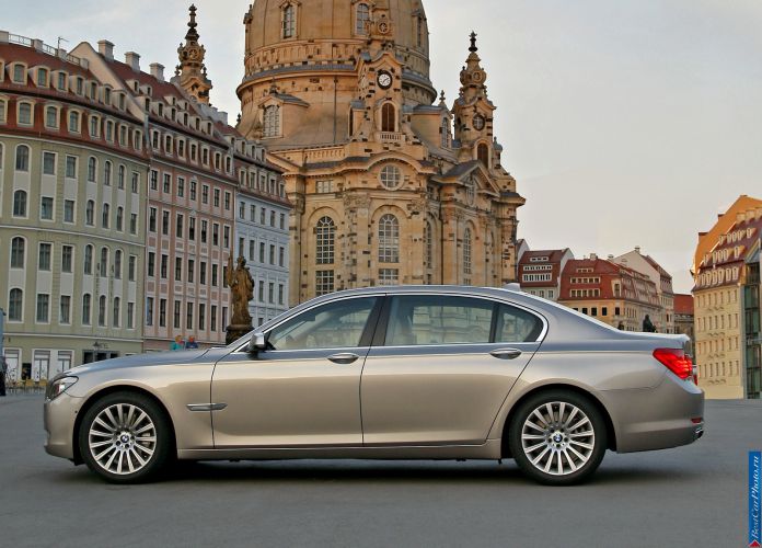 2009 BMW 750Li - фотография 27 из 98