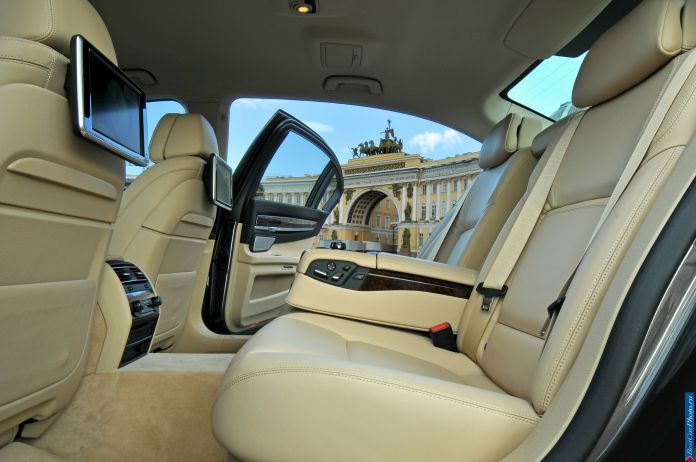 2013 BMW 7-series - фотография 145 из 190