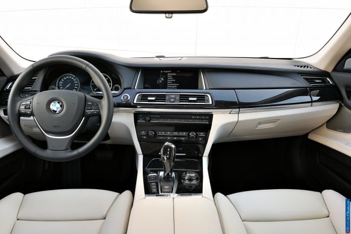 2013 BMW 7-series - фотография 149 из 190