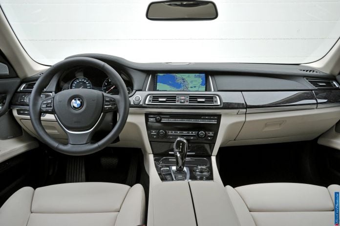 2013 BMW 7-series - фотография 150 из 190