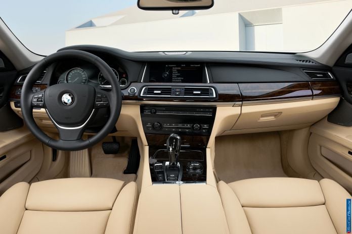 2013 BMW 7-series - фотография 151 из 190