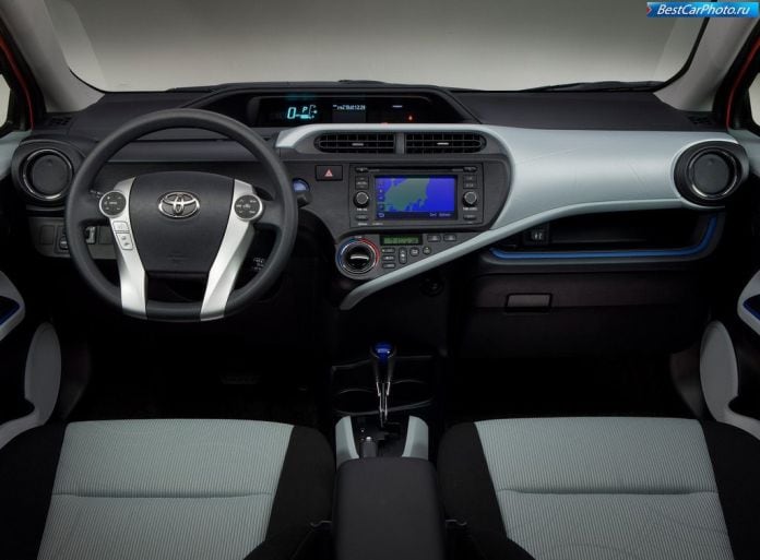 2012 Toyota Prius C - фотография 28 из 38