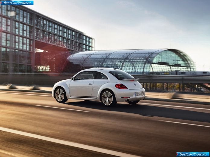 2012 Volkswagen Beetle - фотография 35 из 84