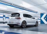 volkswagen_2017_golf_045.jpg